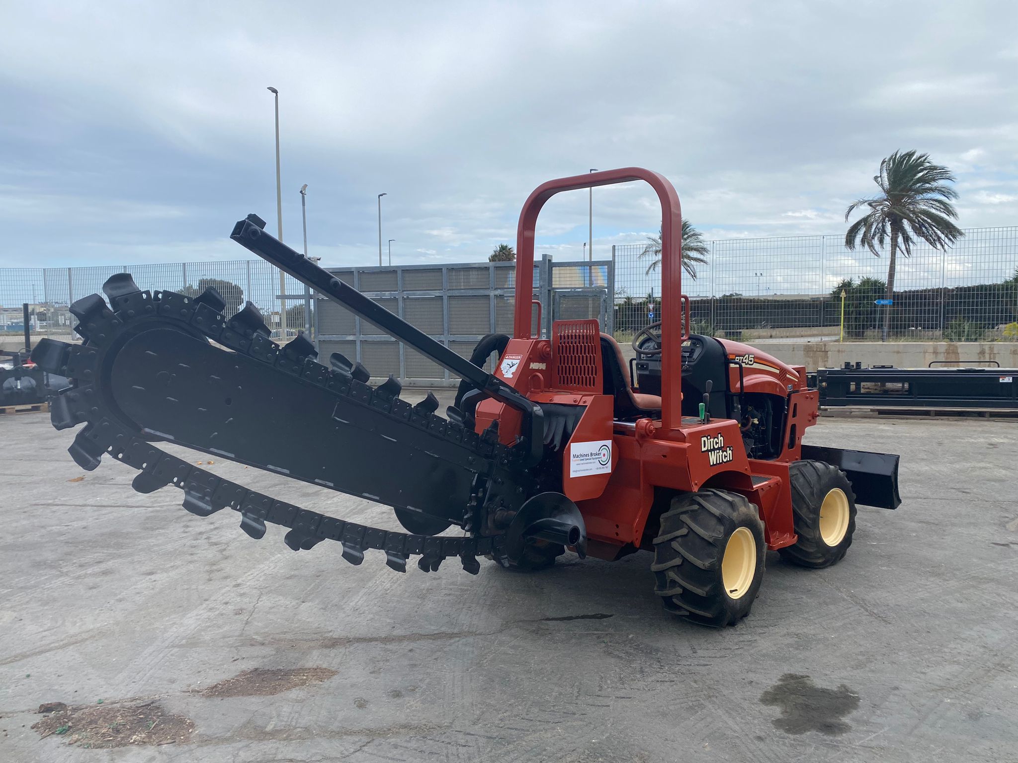Broker Machine Used Trencher Ditch Witch RT45 - Machines Broker
